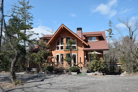 Front of property. Heart Land Hills Longing of log house