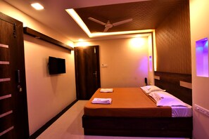 In-room safe, desk, iron/ironing board, rollaway beds - Hotel Metro (Kumbakonam)