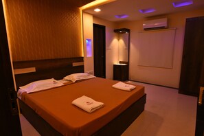 Deluxe Double Room, 1 King Bed, Accessible, Non Smoking | In-room safe, desk, iron/ironing board, rollaway beds - Hotel Metro (Kumbakonam)