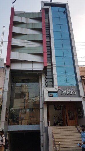 Front of property - evening/night - Hotel Metro (Kumbakonam)