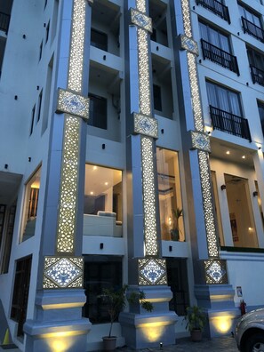 Fassade der Unterkunft – Abend/Nacht