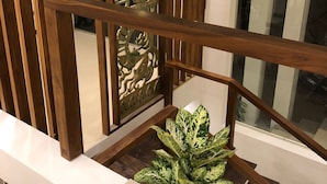 Un escalier doté d’une rampe en bois et d’un panneau décoratif orné d’un motif de dragon.
