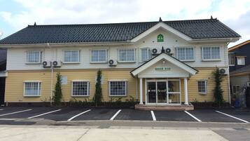 Vista frontal de la propiedad