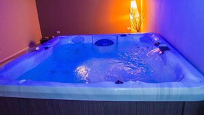 Indoor spa tub - Hillside Villa with Swimming Pool and Jacuzzi - Frasassi Caves (Sassoferrato)