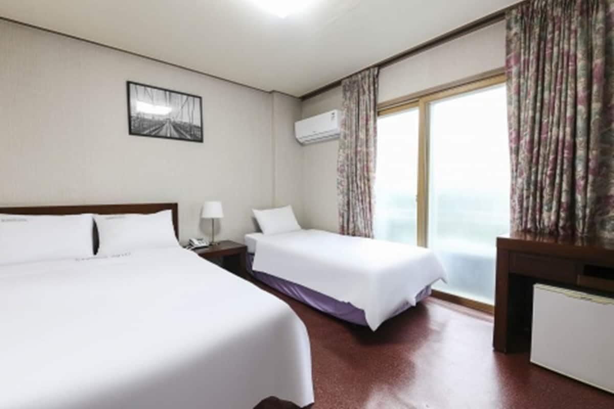 Twin Room | Desk, free WiFi, bed sheets