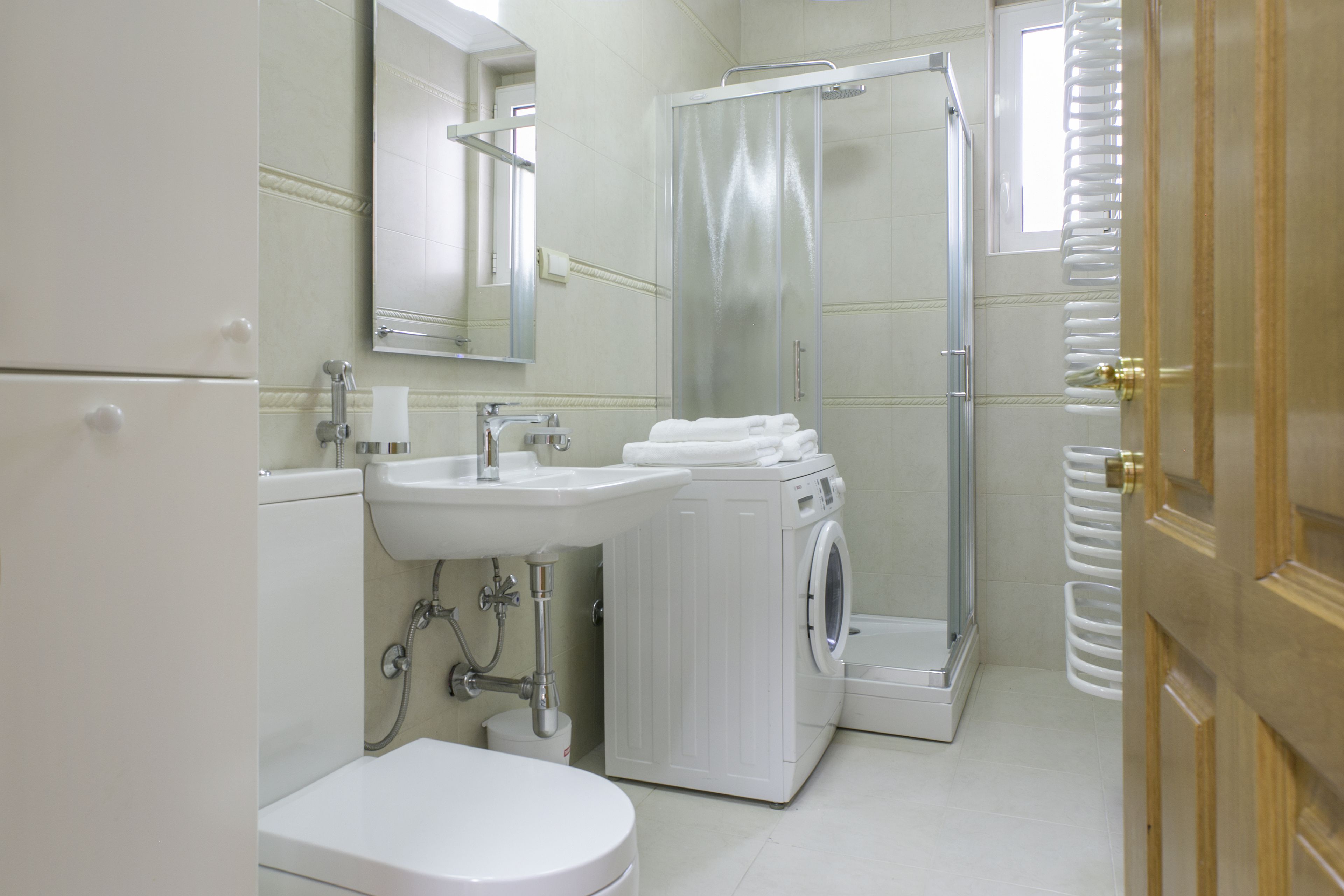Shower, rainfall showerhead, free toiletries, hair dryer
