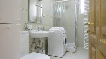 Shower, rainfall showerhead, free toiletries, hair dryer
