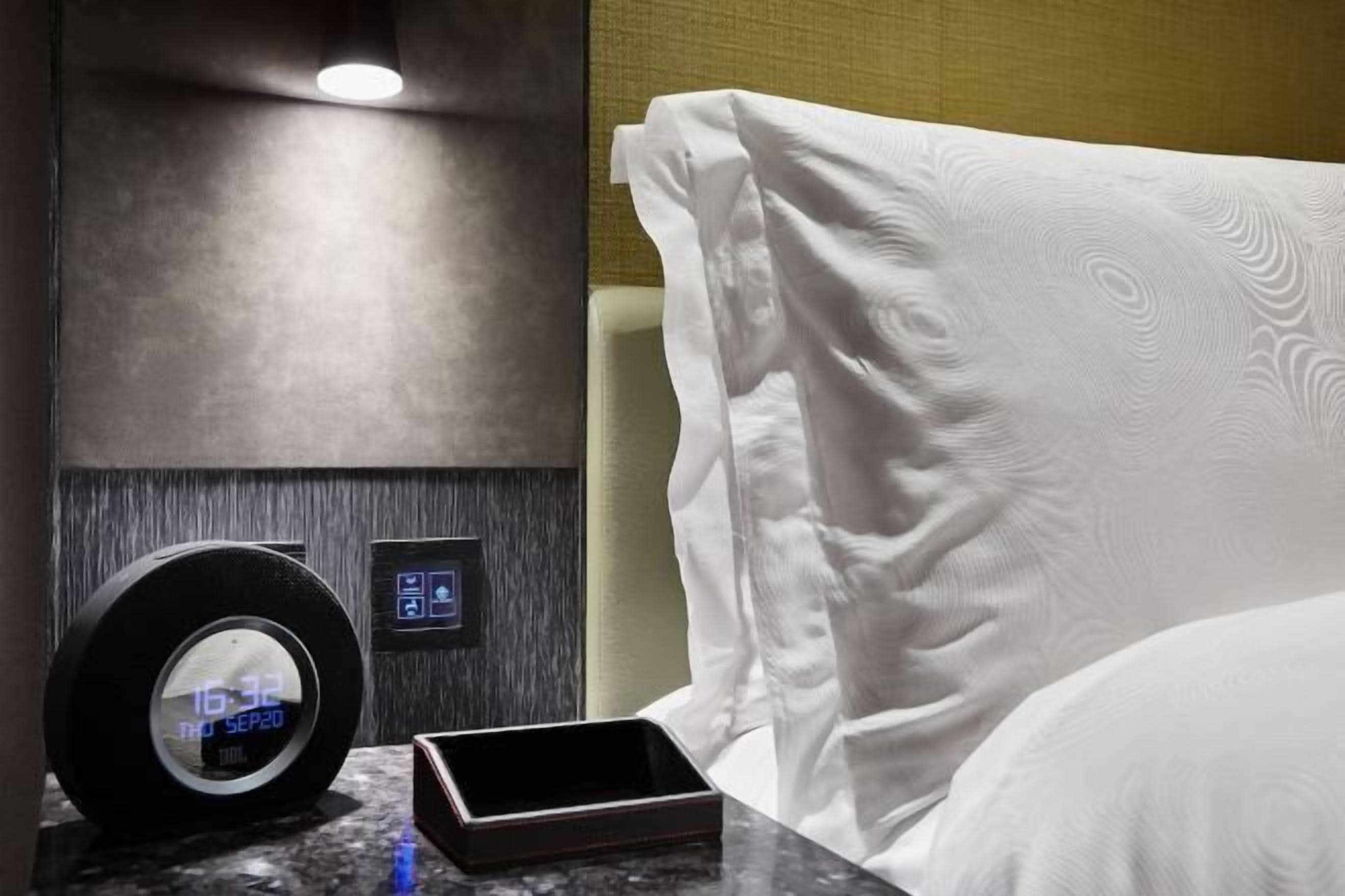 高档床上用品、羽绒被、迷你吧、客房内保险箱