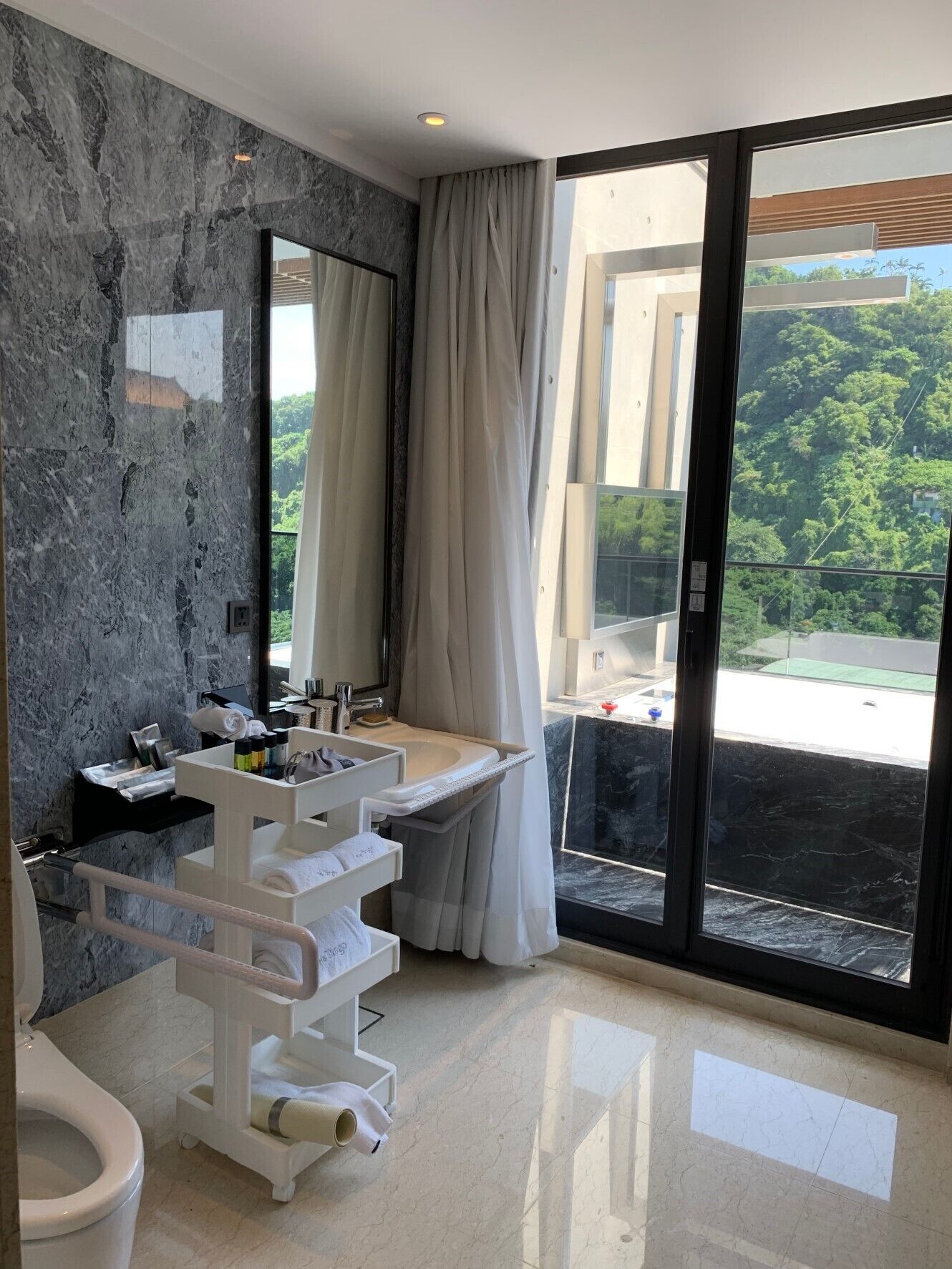 accessible room | bathroom | free toiletries, hair dryer, bathrobes, slippers