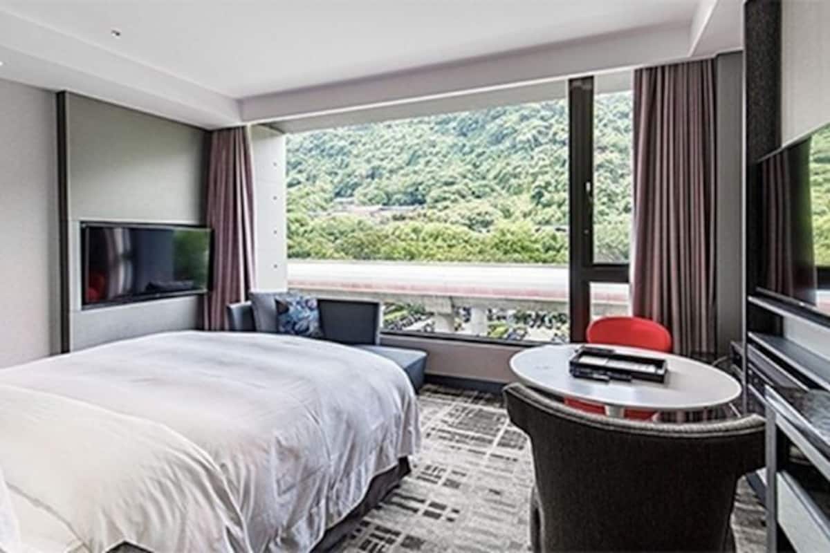 Premium bedding, down comforters, minibar, in-room safe