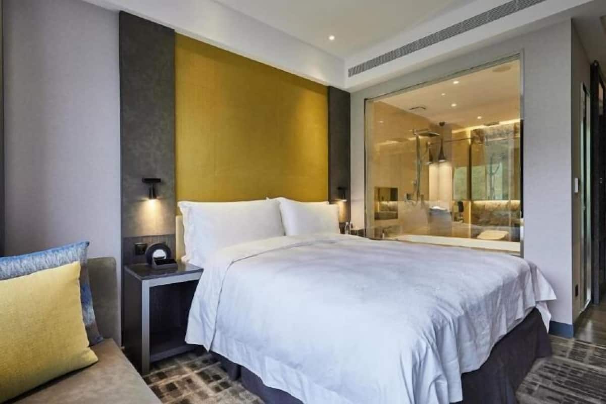 Premium bedding, down comforters, minibar, in-room safe