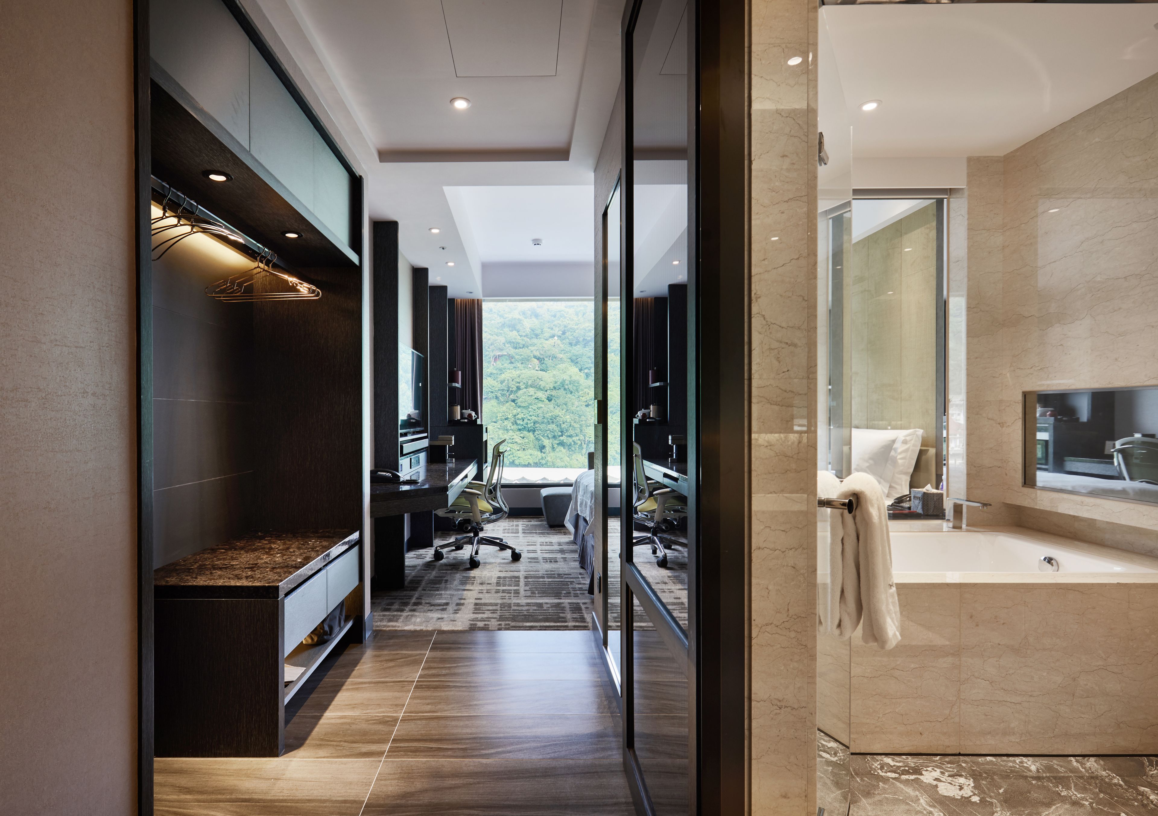 1 bedroom, premium bedding, down duvets, minibar