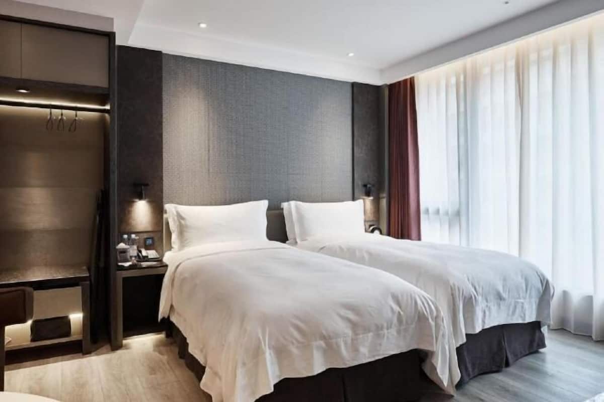 Premium bedding, down duvets, minibar, in-room safe
