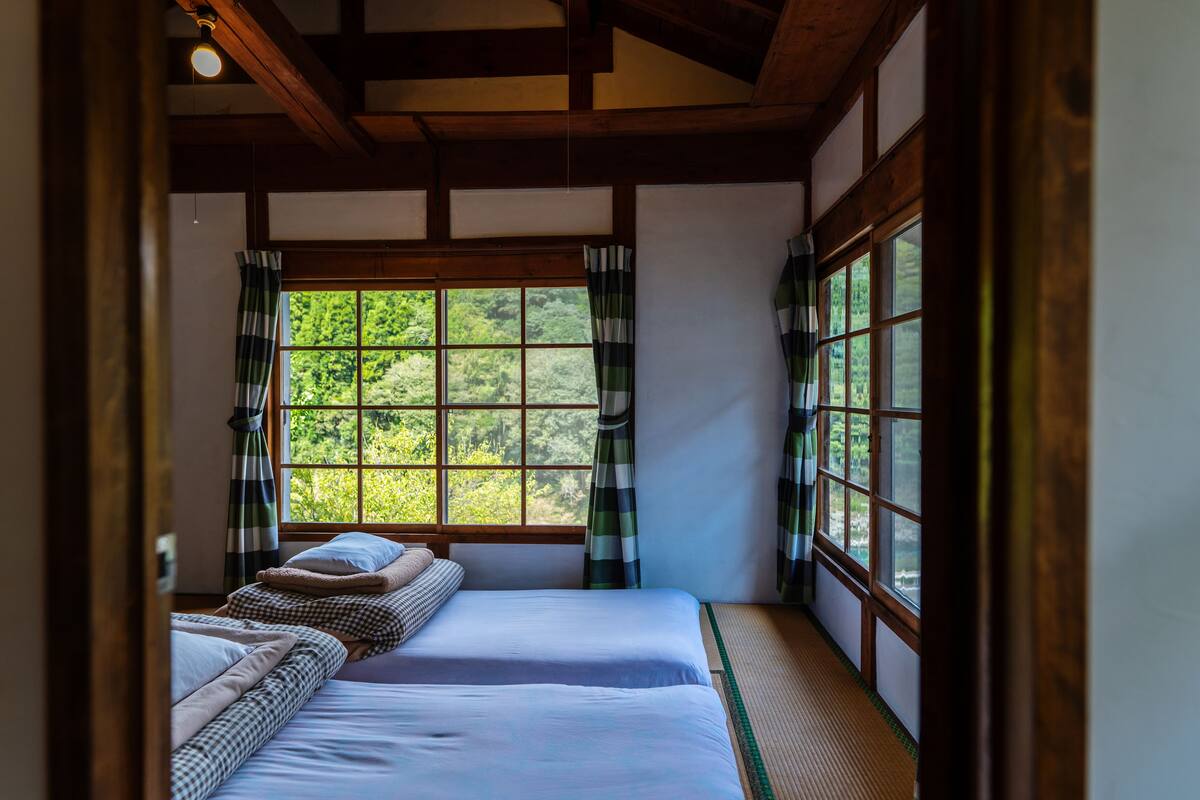 Quarto tradicional, banheiro compartilhado (Japanese Style 2 guests) | Individualmente decorados, cortinas blackout, Wi-Fi de cortesia