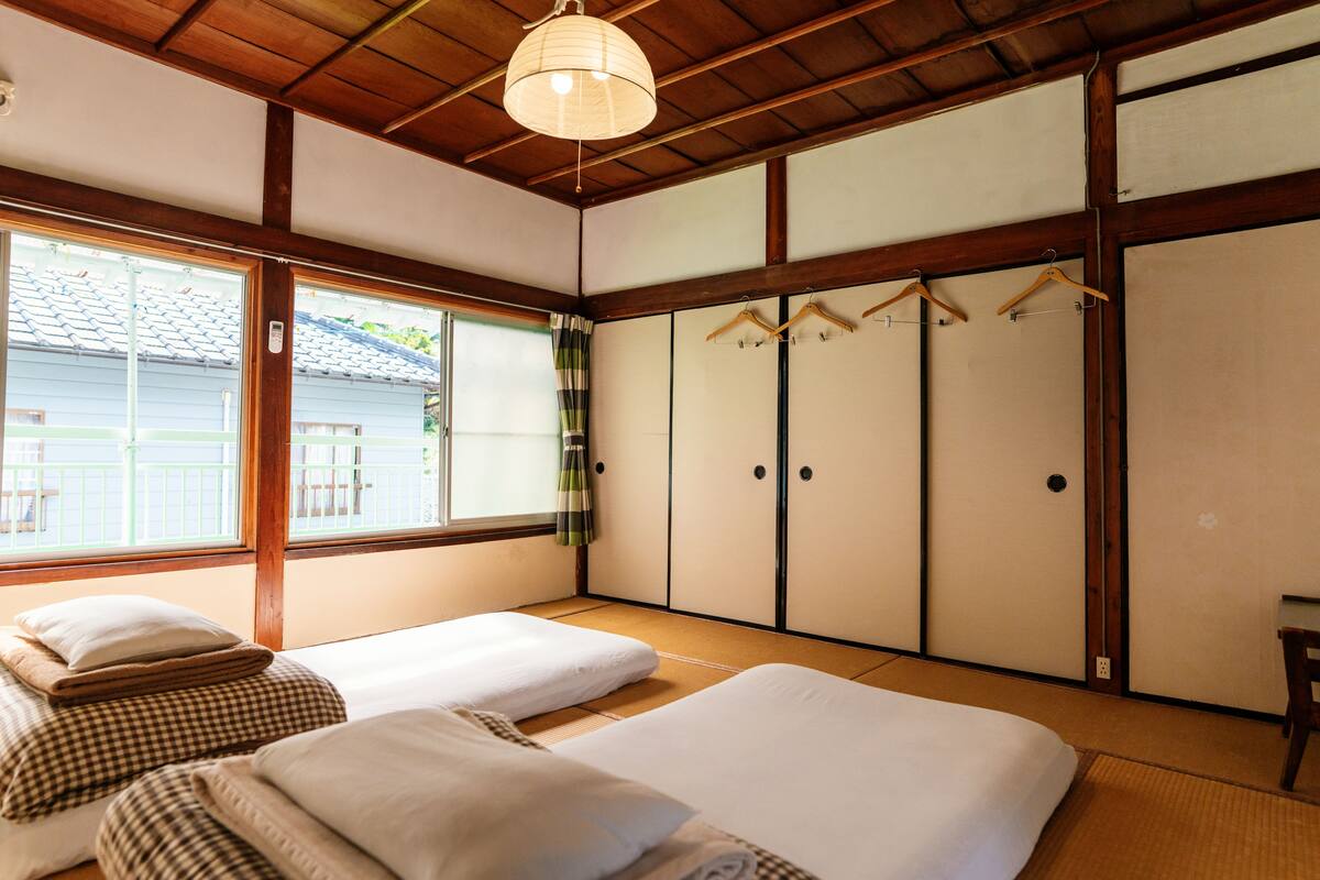 Quarto tradicional, banheiro compartilhado (Japanese Style 3 guests) | Individualmente decorados, cortinas blackout, Wi-Fi de cortesia