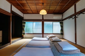 Quarto tradicional, banheiro compartilhado (Japanese Style 4 guests) | Individualmente decorados, cortinas blackout, Wi-Fi de cortesia