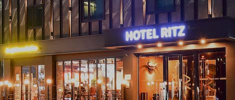 Vista frontal de la propiedad