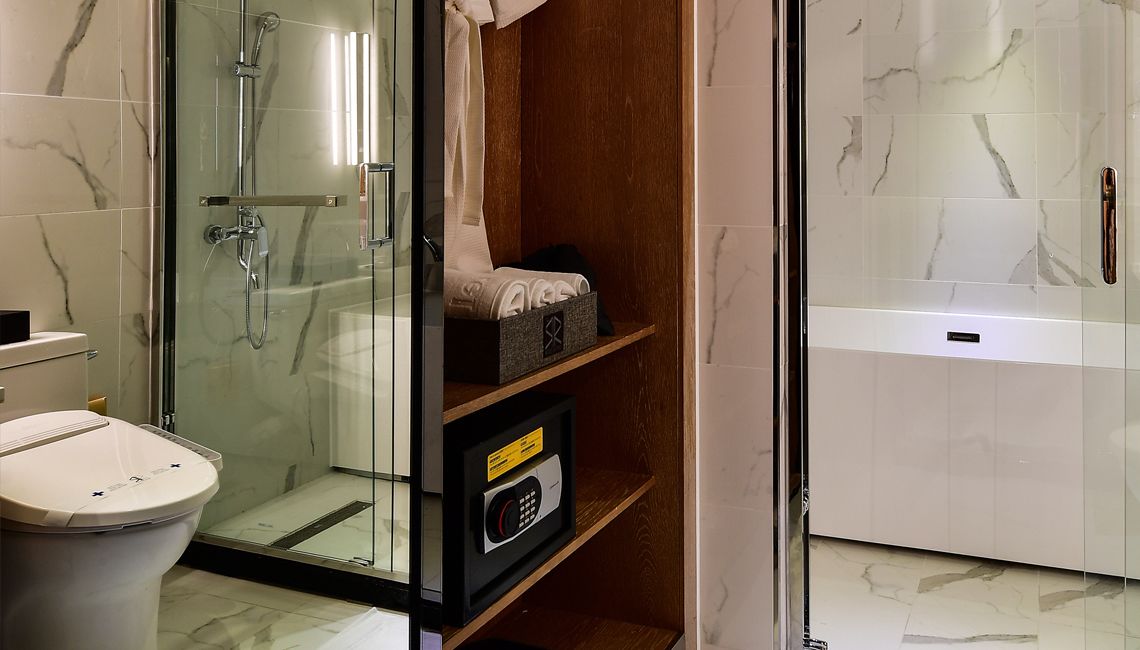 deluxe double room, 1 double bed, non smoking | bathroom | shower, designer toiletries, hair dryer, bathrobes