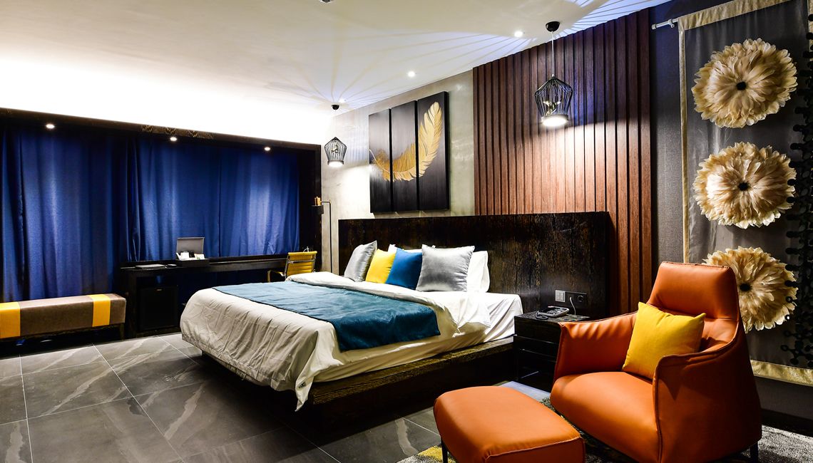 suite, non smoking | down duvets, in-room safe, individually decorated, desk