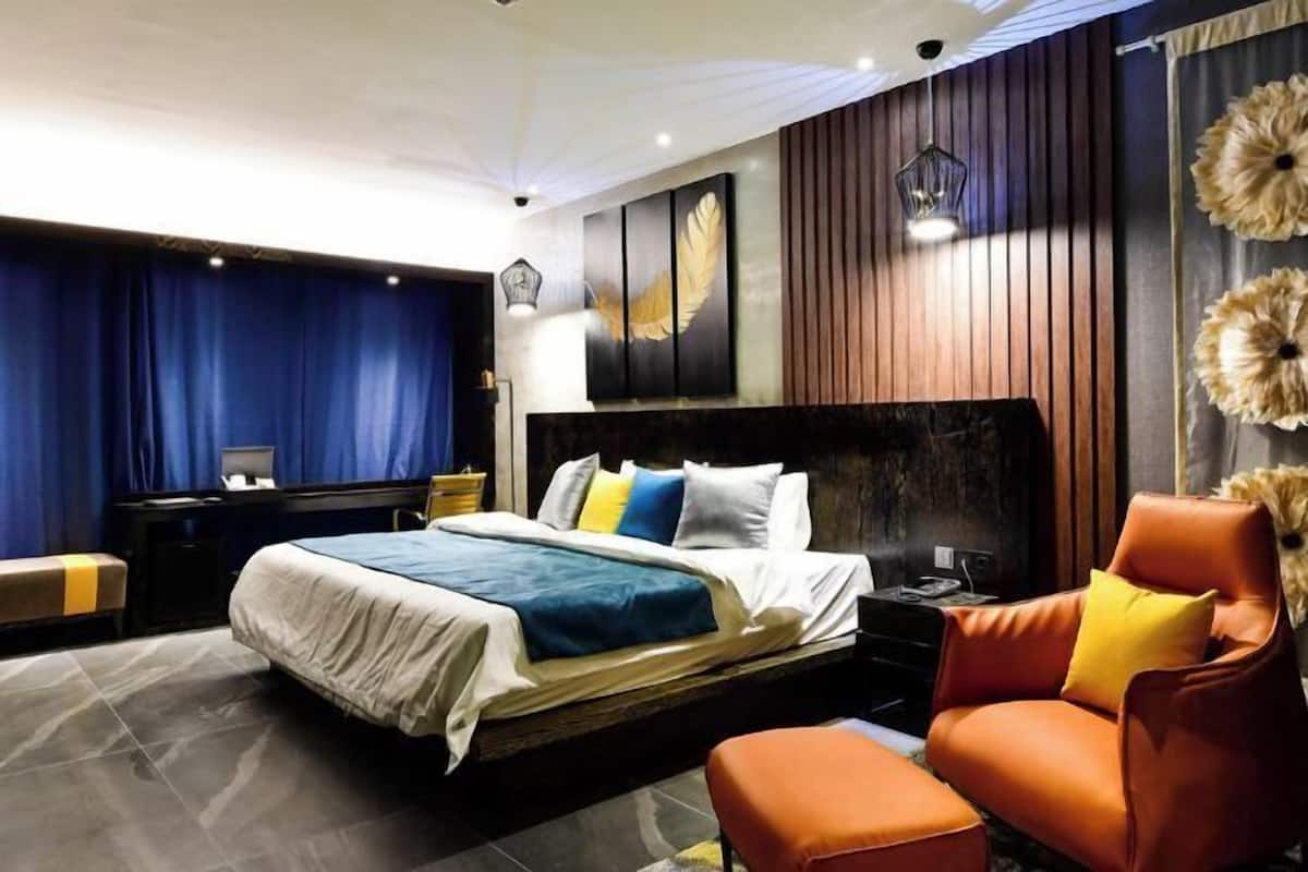 Selimut bulu angsa, brankas, didekorasi berbeda-beda, dan meja kerja