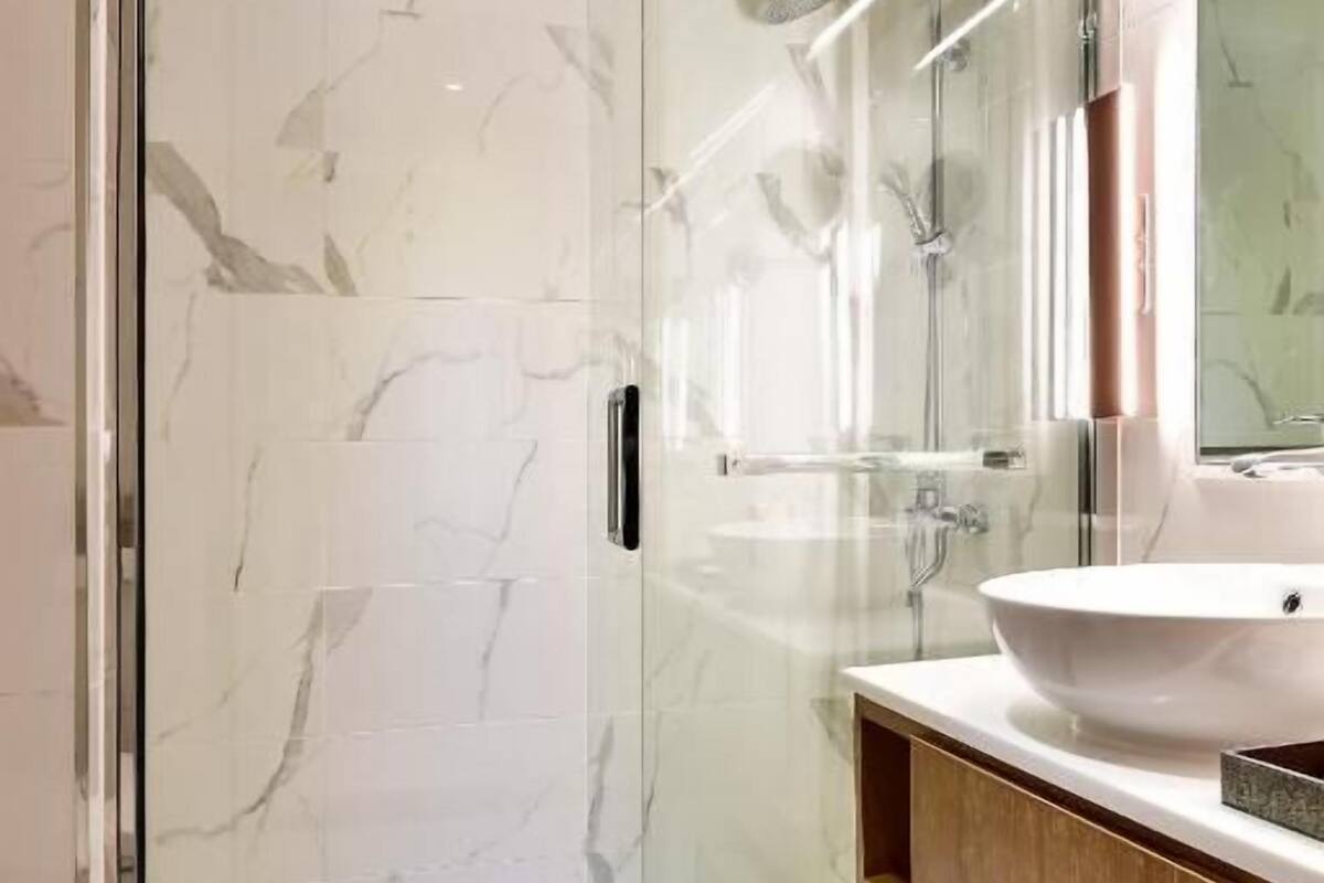 standard double room, 1 double bed, non smoking | bathroom | shower, designer toiletries, hair dryer, bathrobes