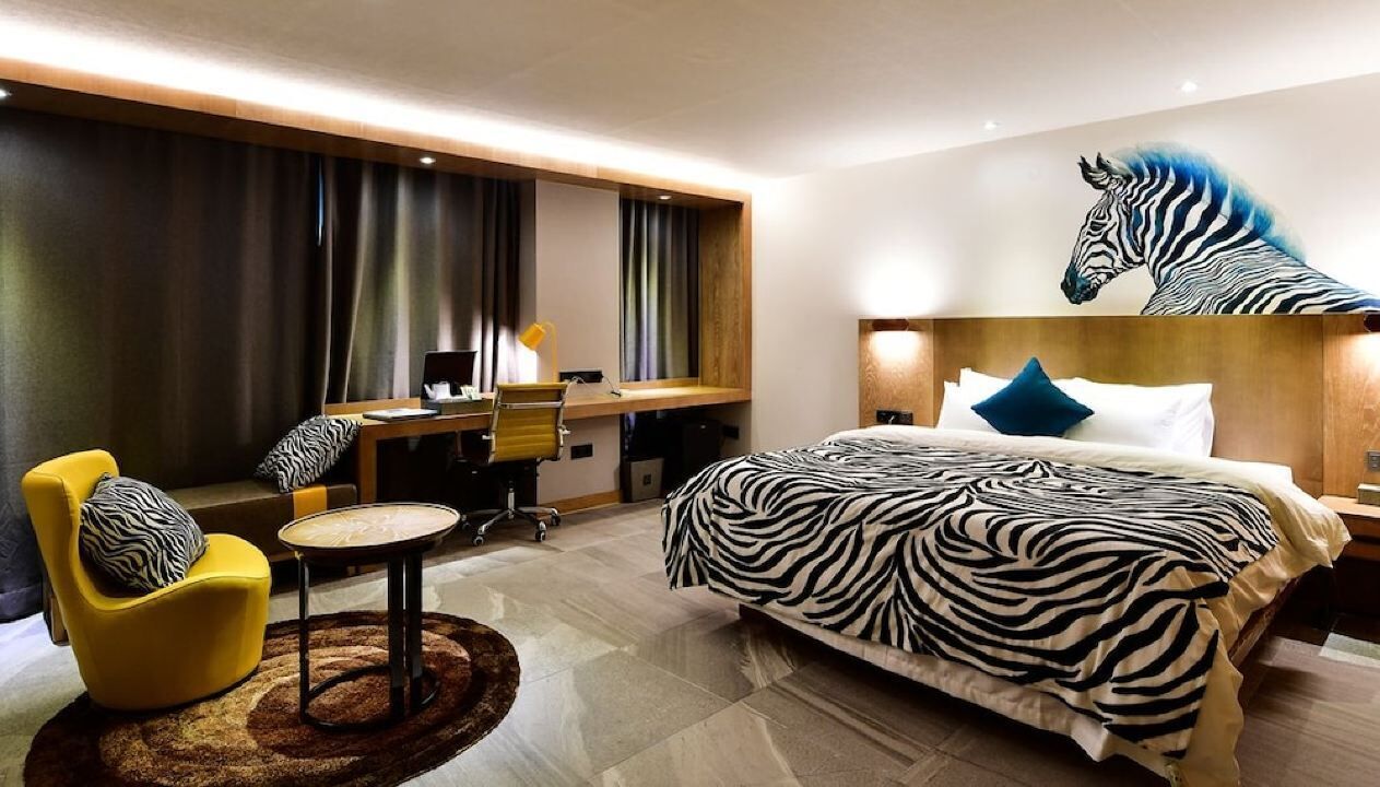 deluxe double room, 1 double bed, non smoking | down duvets, in-room safe, individually decorated, desk