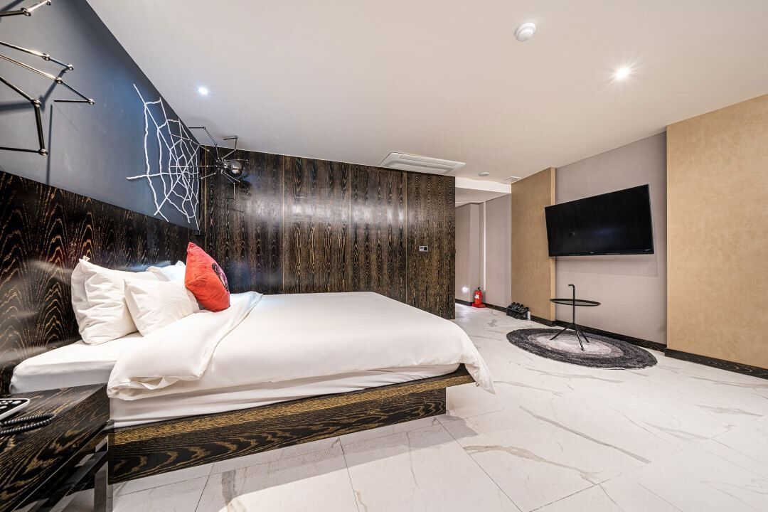 deluxe double room, 1 double bed, non smoking | down duvets, in-room safe, individually decorated, desk