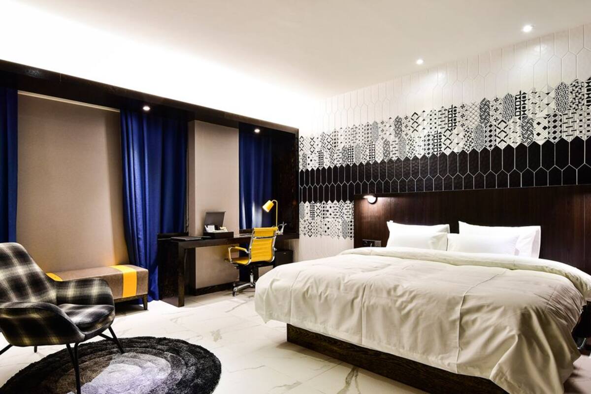 deluxe double room, 1 double bed, non smoking | down duvets, in-room safe, individually decorated, desk