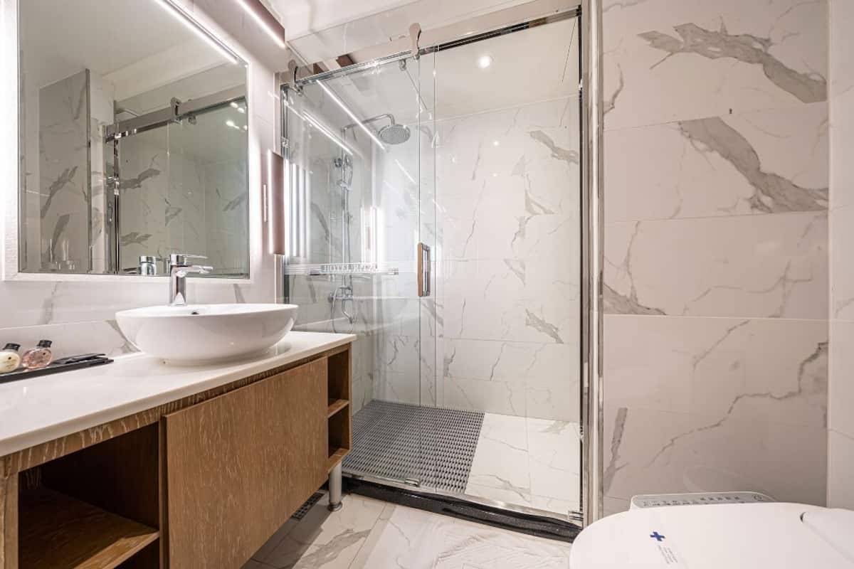 standard double room, 1 double bed, non smoking | bathroom | shower, designer toiletries, hair dryer, bathrobes