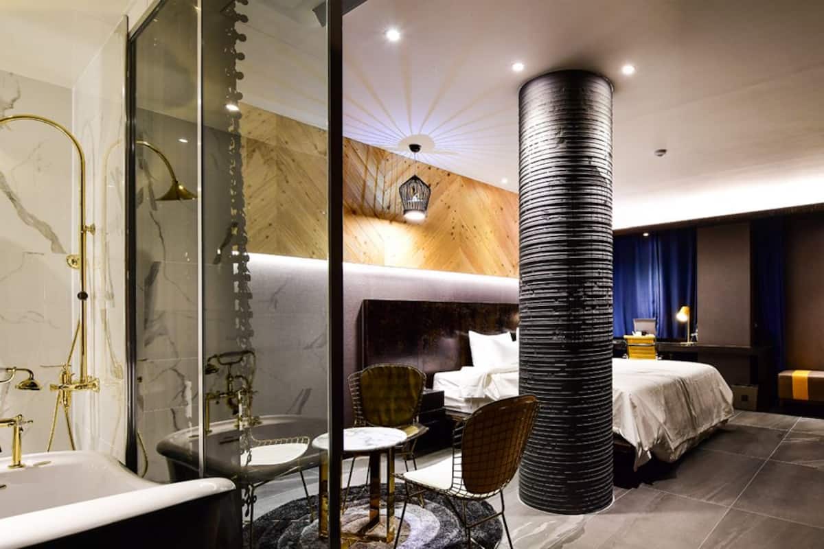 suite, non smoking | down duvets, in-room safe, individually decorated, desk