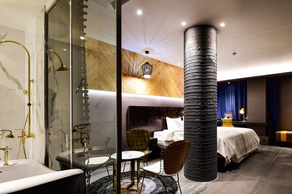 Suite, Non Smoking | Down comforters, in-room safe, individually decorated, desk