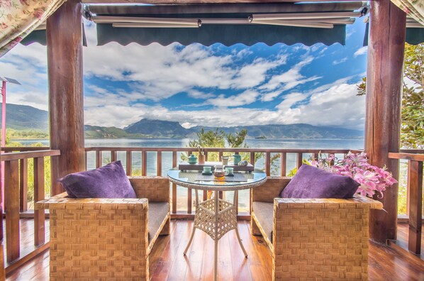 摩梭木楞湖景套房 | 陽台