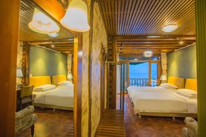 摩梭木楞湖景房（2樓） | 高級寢具、羽絨被、獨特設計、獨特裝修