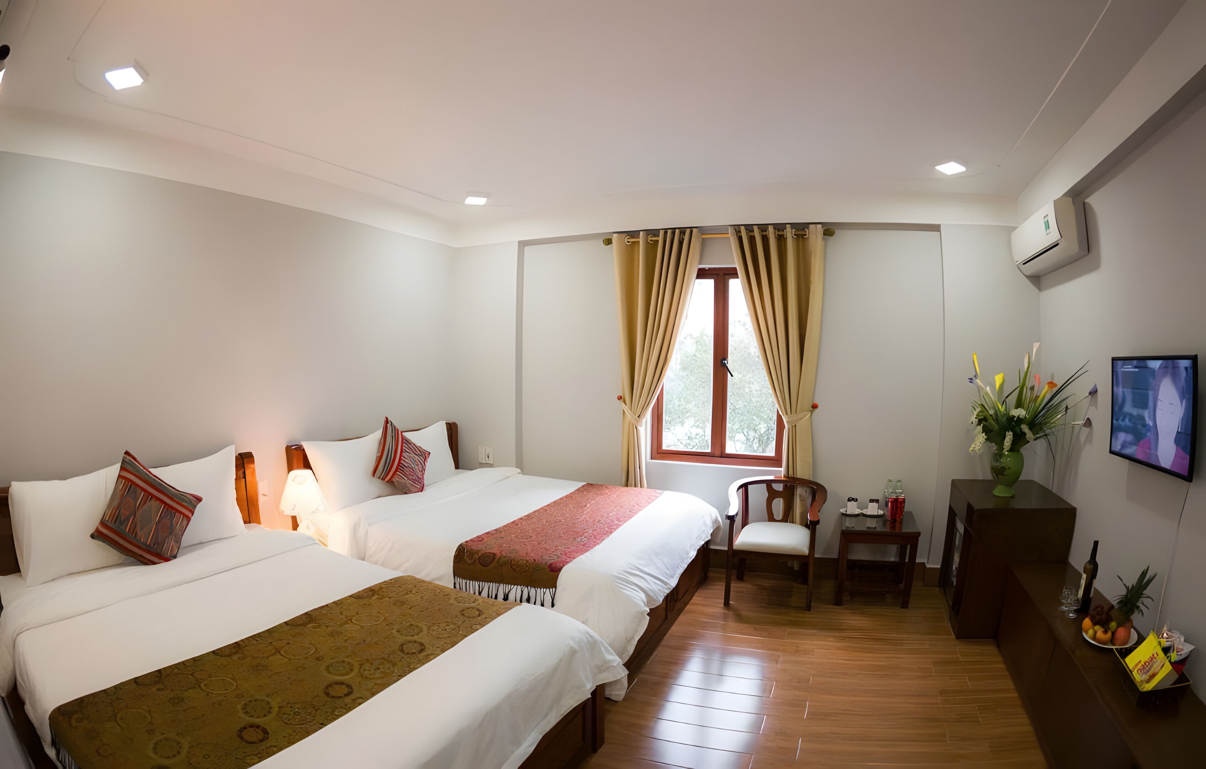 Deluxe Room | Premium bedding, down comforters, memory foam beds, minibar