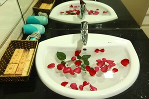 Dusche, Regendusche, kostenlose Toilettenartikel, Haartrockner
