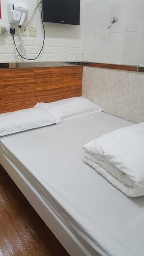 Standard Double Room | Iron/ironing board, free WiFi, bed sheets, wheelchair access - Pandora Inn (Kowloon)