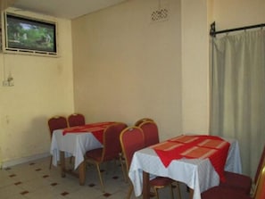 Bar (trong khuôn viên)
