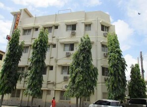 Exterior - Stadium Holiday Inn Mombasa (Mombasa)