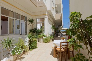 Courtyard - Zorbas Beach Hotel (Hersonissos)