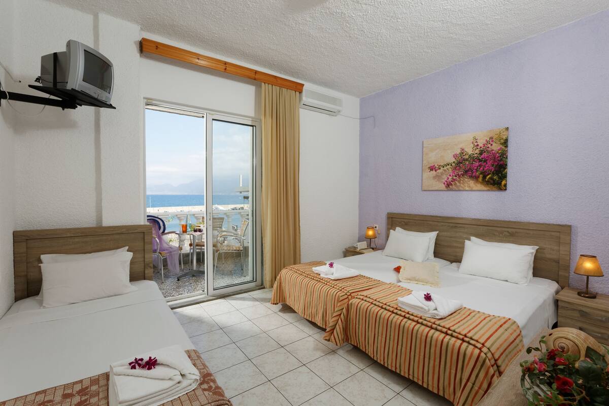 トリプルルーム バルコニー シービュー | ベビーベッド (無料)、WiFi (無料)、ベッドシーツ