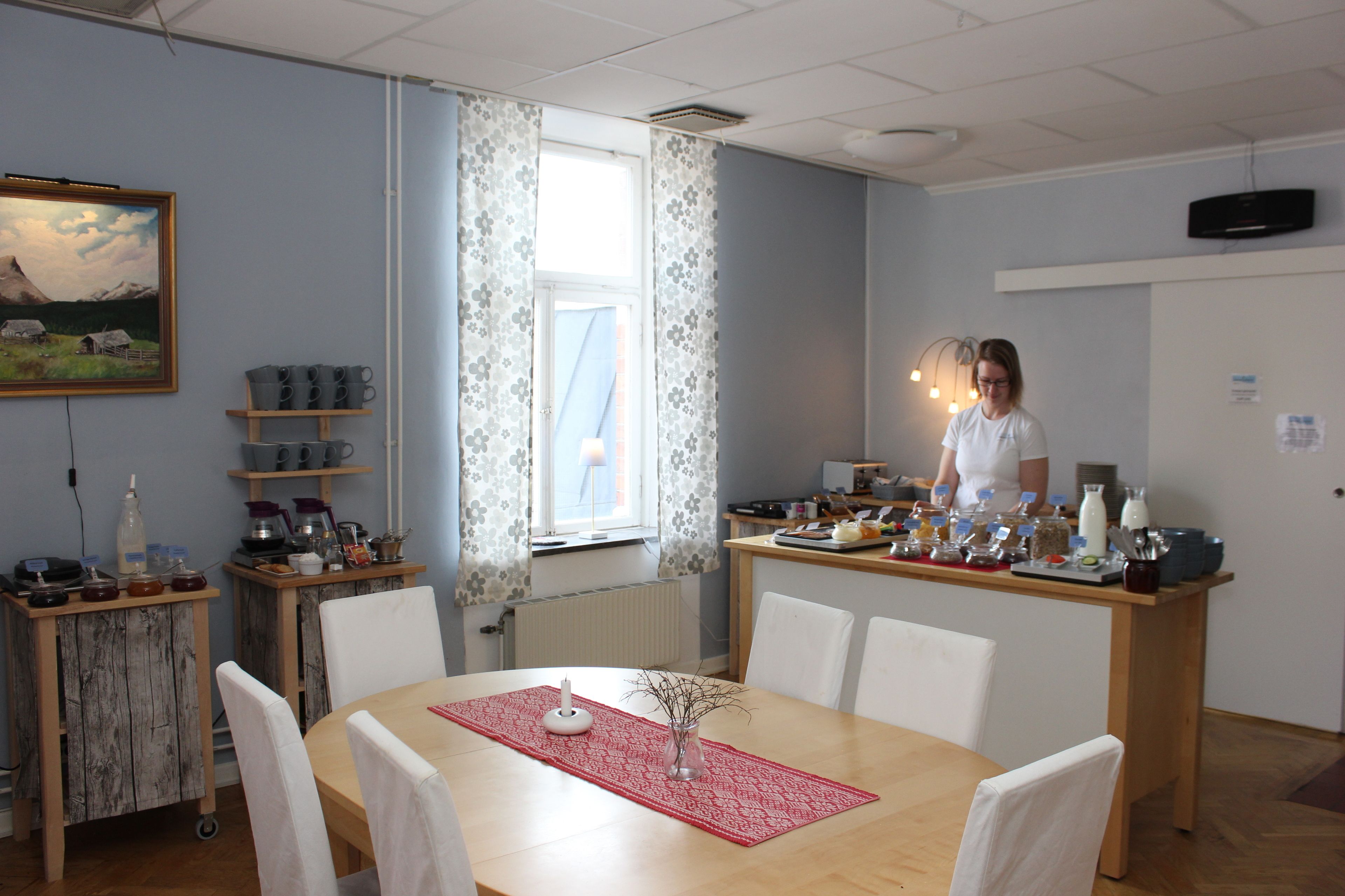 فطور أوروبي يوميًا بتكلفة قدرها (95 SEK للشخص)