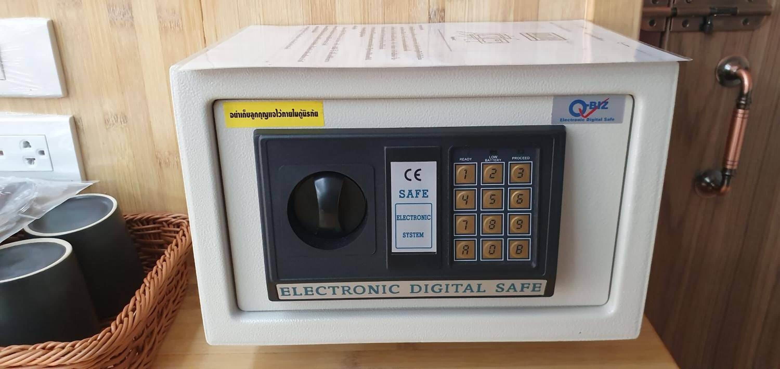 Un coffre-fort doté d’un clavier et d’un marquage CE, portant les mentions « Coffre-fort numérique électronique » et « Q-BIZ ».