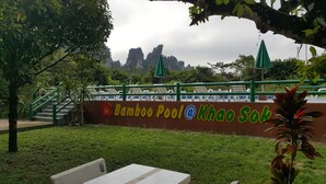 Naambord voor Bamboo Pool bij Khao Sol.