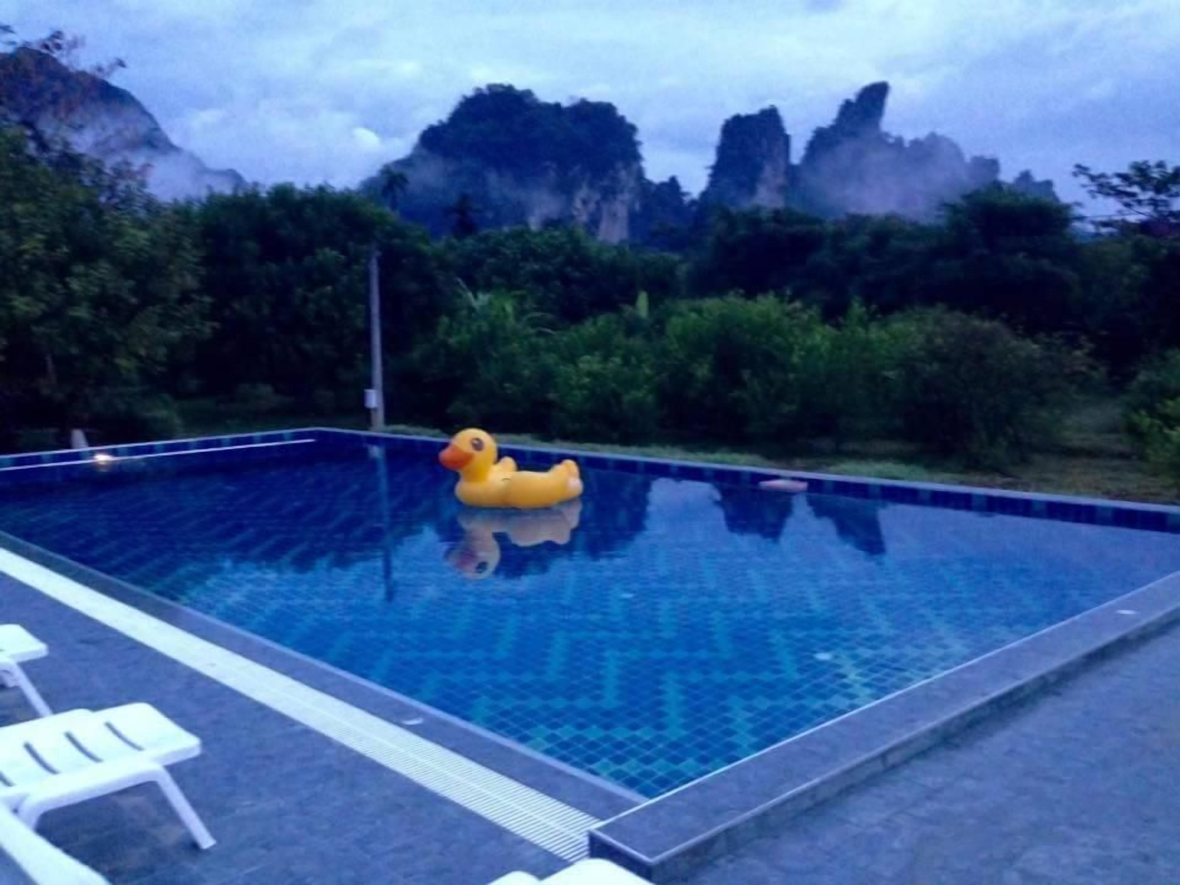 Una piscina al aire libre (de 08:00 a 09:30), tumbonas