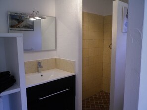 Double Room | Bathroom | Shower, hair dryer, towels