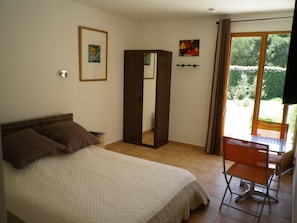 Double Room | Individually decorated, individually furnished, desk, blackout drapes - Chambres d'hôtes Villa Alizé (Grimaud)