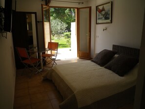 Individually decorated, individually furnished, desk, blackout curtains - Chambres d'hôtes Villa Alizé (Grimaud)