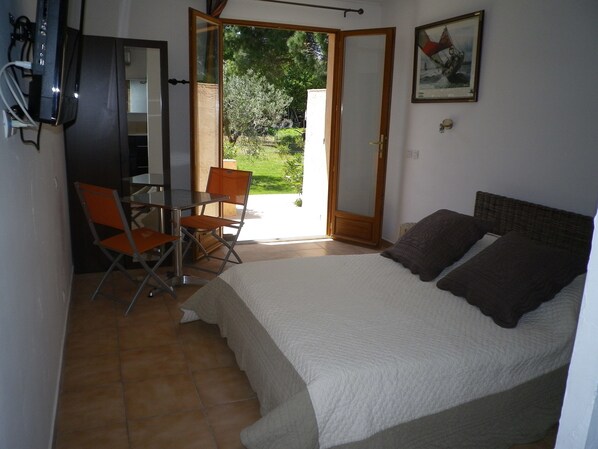 Individually decorated, individually furnished, desk, blackout curtains - Chambres d'hôtes Villa Alizé (Grimaud)