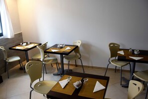 อาหารเช้าแบบคอนติเนนทัลทุกวัน (คิดค่าบริการ)