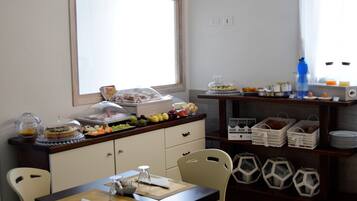 TĂ€gliches kontinentales FrĂŒhstĂŒck (7 EUR pro Person)